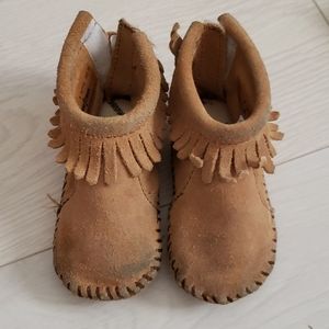 Minnetonka back flap bootie size 3